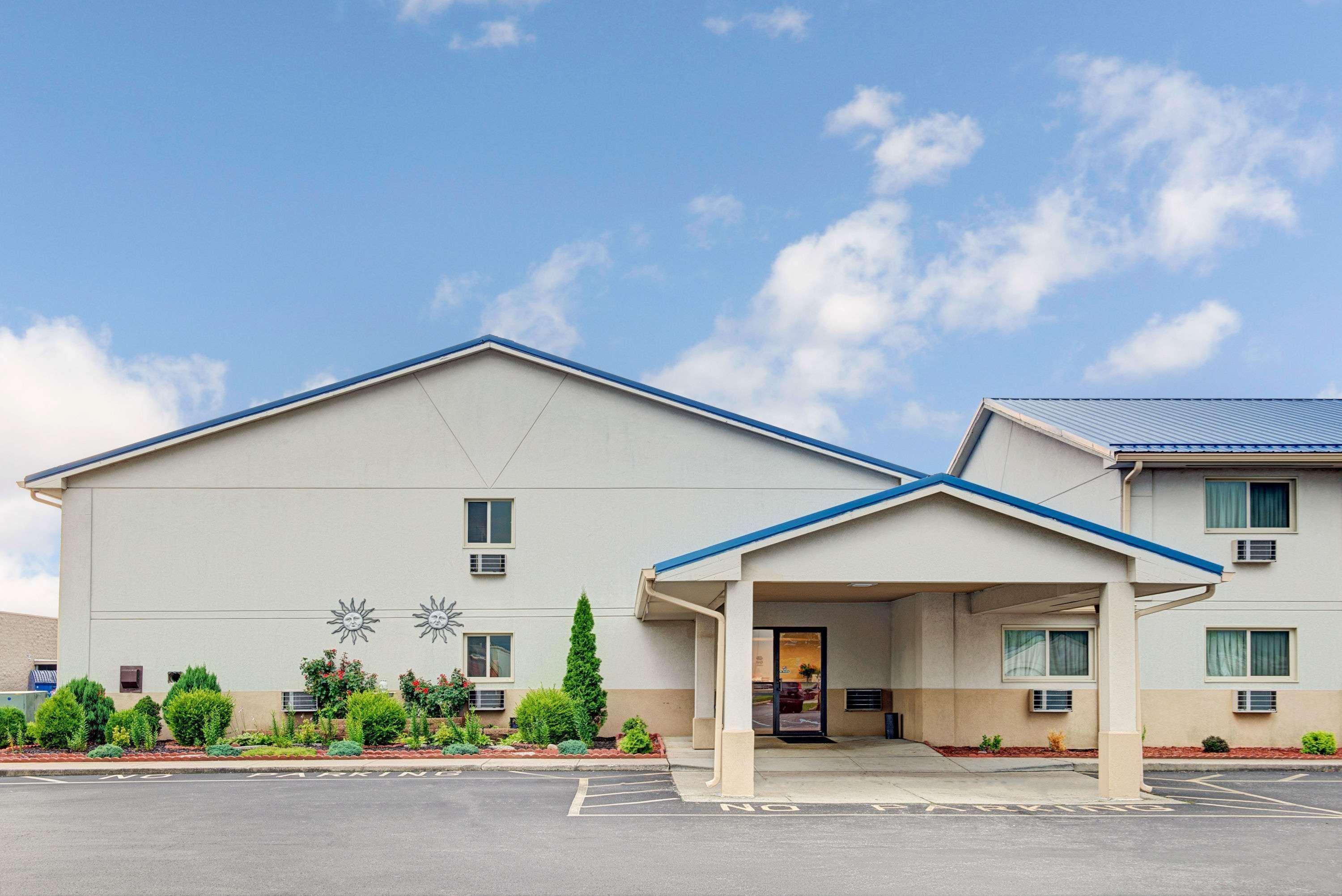 Super 8 By Wyndham Indianapolis Emerson Exterior foto